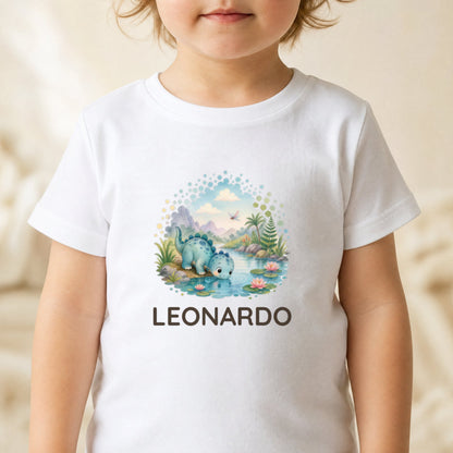 Kind trägt das weiße T-Shirt mit Dinosaurier-Motiv und dem Namen Leonardo