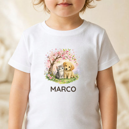 Kind trägt das T-Shirt mit Hündchen auf der Wiese und dem Namen Giulia