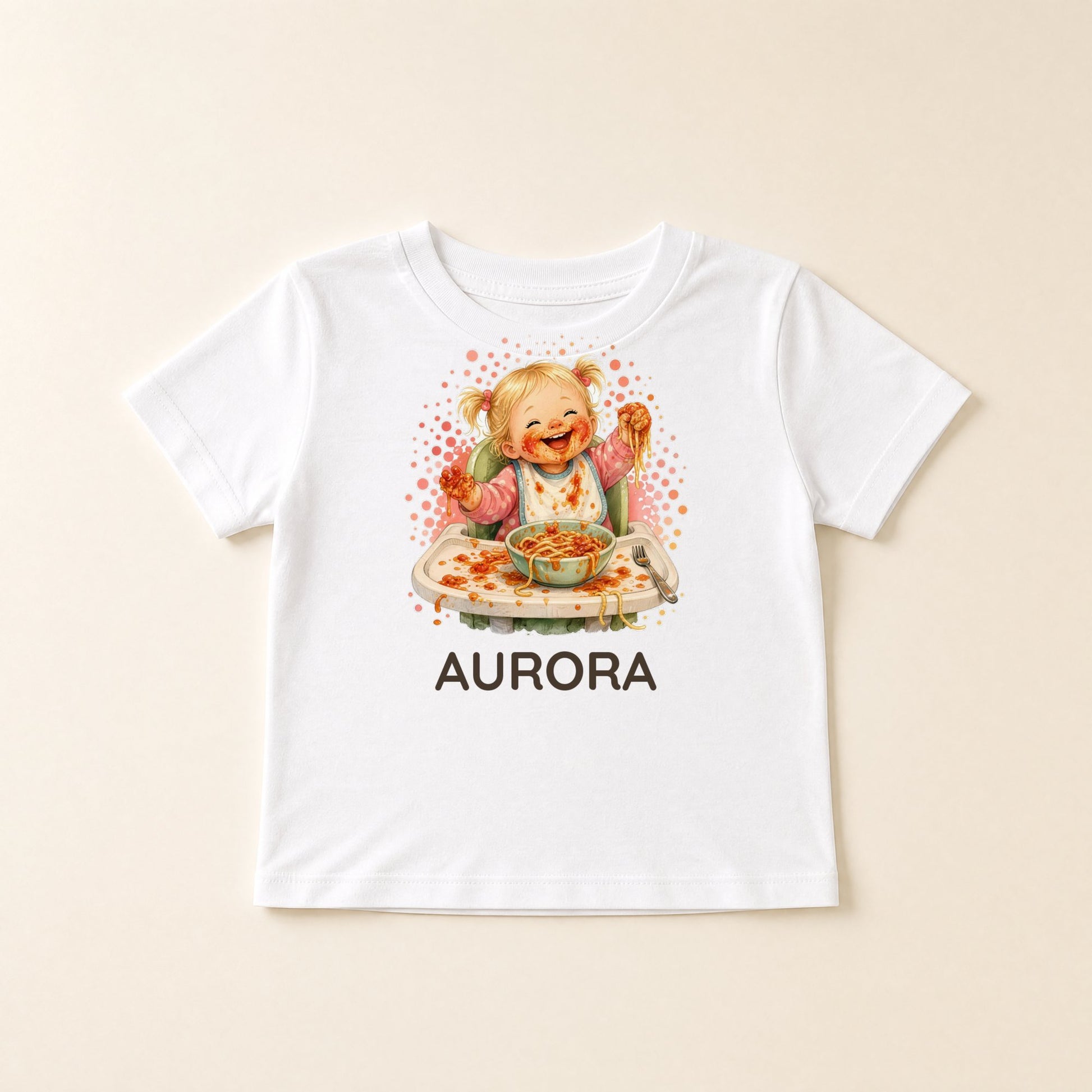 Weißes Kinder-T-Shirt flach liegend mit dem Kind beim Essen und dem Namen Aurora