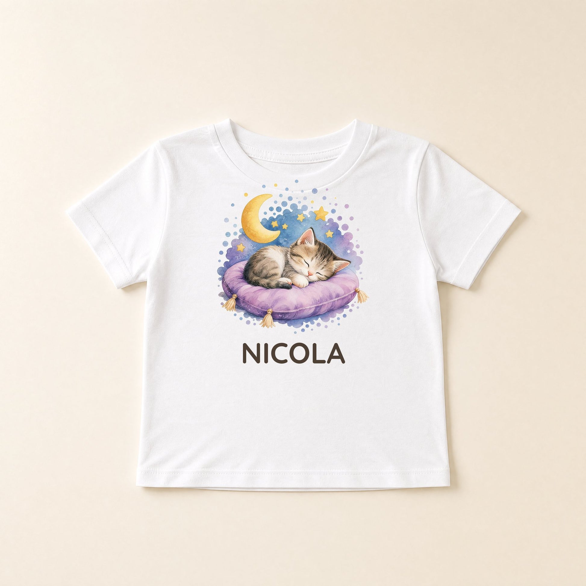Weißes T-Shirt flach liegend mit schlafendem Kätzchen und dem Namen Bianca