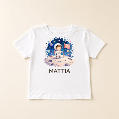 Weißes Kinder-T-Shirt flach liegend mit Weltraum-Motiv und dem Namen Mattia