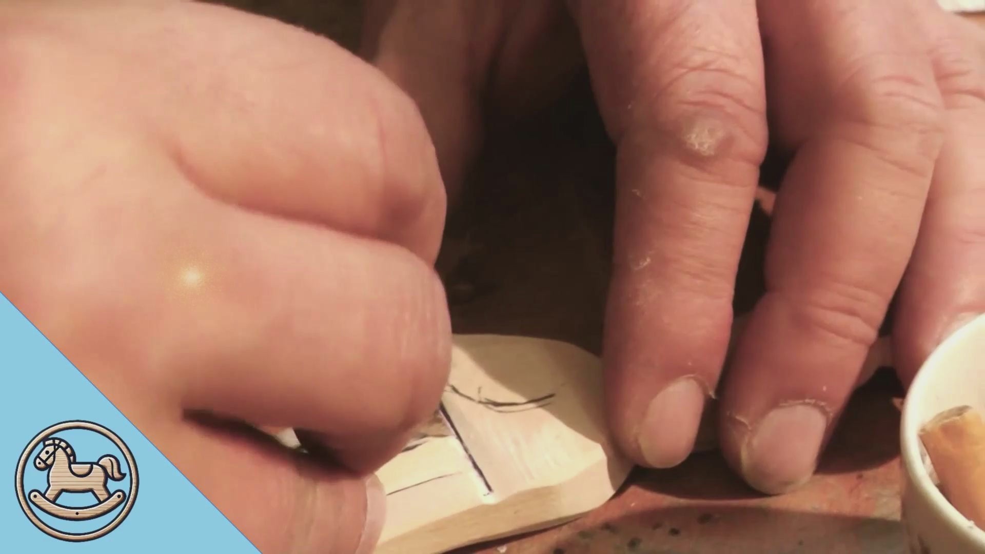 Video laden: Kunsthandwerker verschiedener Fachrichtungen arbeiten zusammen, um personalisierte Kunstwerke für Kinder und ihre Eltern zu schaffen. Die Werke bestehen aus Holz, Textilien und anderen Materialien.